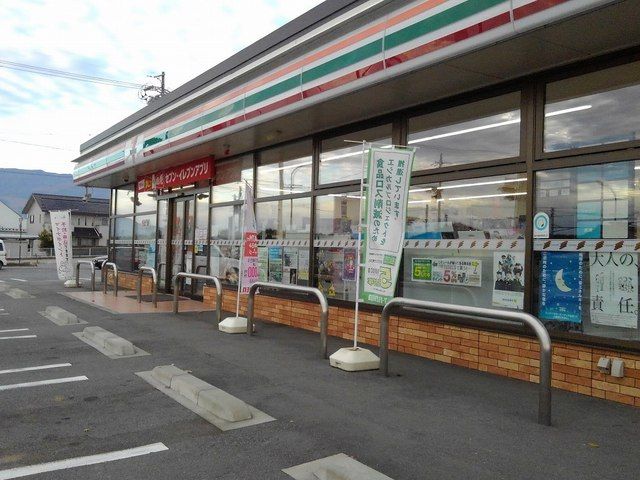 近くのセブンイレブン小諸御影店まで400m（徒歩5分）
