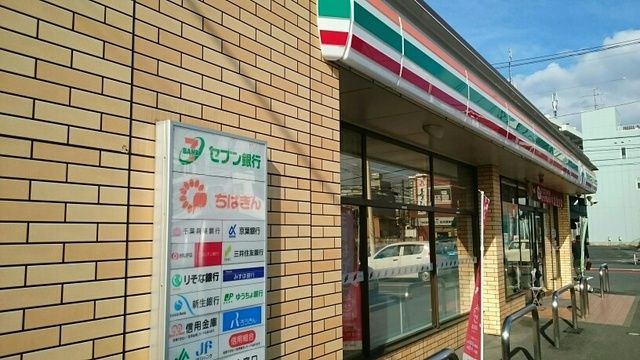 近くのコンビニまで490m（徒歩7分）