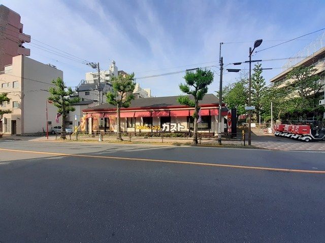 近くのガスト台東根岸店まで118m（徒歩2分）