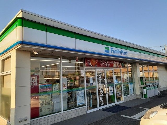 近くのファミリーマート摩利山新田店まで500m（徒歩7分）