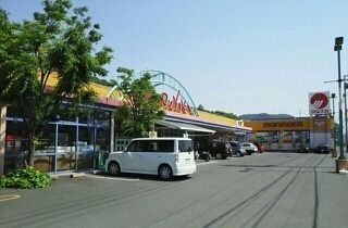 近くのマルナカ郷東店まで1,100m（徒歩14分）