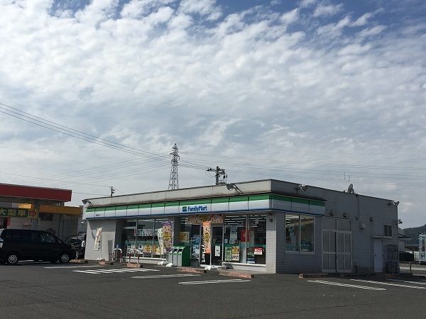 近くのコンビニまで70m（徒歩1分）