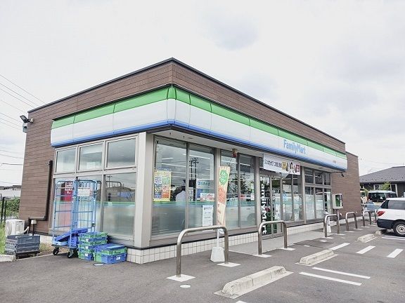 近くのファミリーマート田子西店まで700m（徒歩9分）