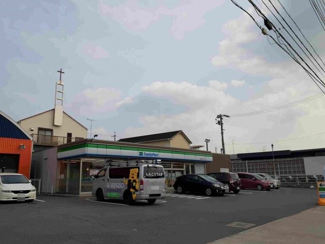 近くのファミリーマート 岡崎上地まで750m（徒歩10分）