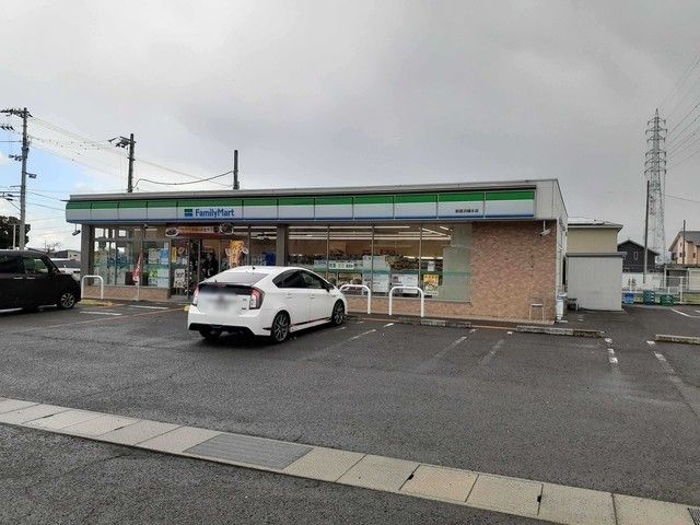 近くのファミリーマート新居浜横水店まで500m（徒歩7分）