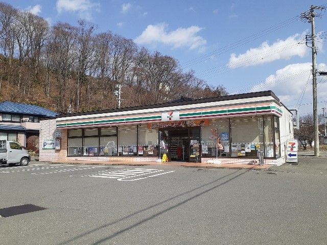 近くのコンビニまで650m（徒歩9分）