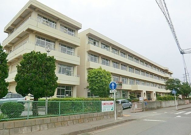近くの愛川町立菅原小学校まで680m(徒歩9分)