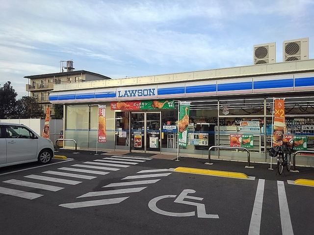 近くのコンビニまで300m（徒歩4分）