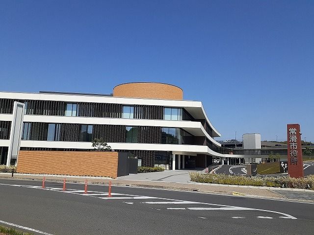 近くの常滑市役所まで995m（徒歩13分）