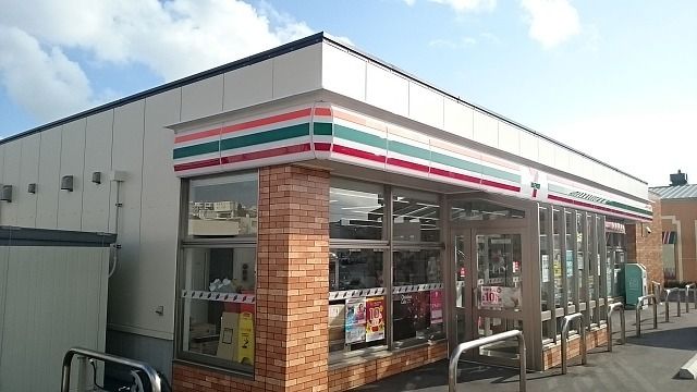 近くのセブンイレブン糸満兼城まで650m（徒歩9分）