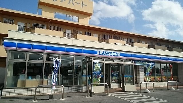 近くのローソン沖縄水産高校前店まで300m（徒歩4分）