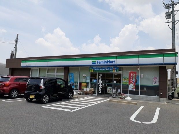 近くのファミリーマートまで450m（徒歩6分）