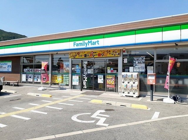 近くのファミリーマート洲本バイパス店まで1,200m(徒歩15分)