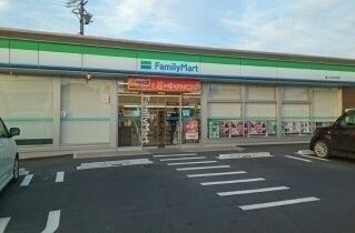 近くのファミリーマートまで270m（徒歩4分）