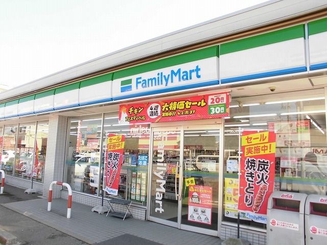 近くのファミリーマート大坪三丁目店まで350m（徒歩5分）