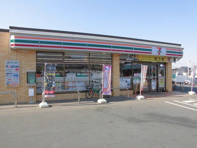 近くのセブンイレブン守谷本町店まで890m（徒歩12分）