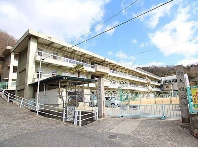 近くの倉敷市立連島西浦小学校まで900m（徒歩12分）