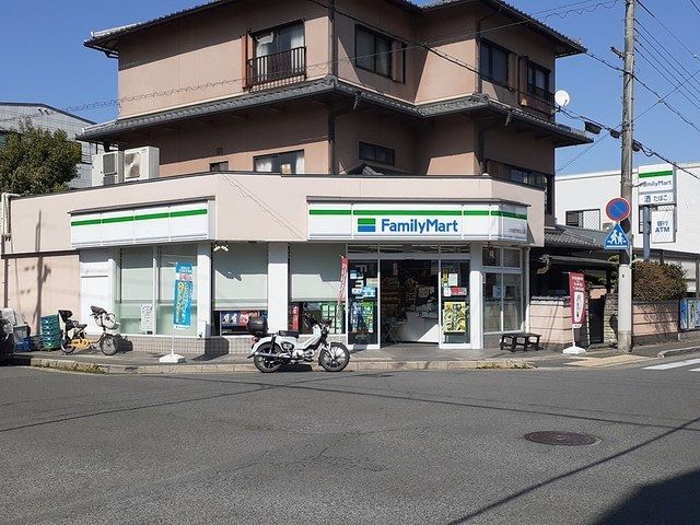 近くのファミリーマート大名屋京都北店まで84m(徒歩2分)
