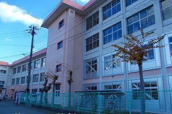 近くの花田小学校まで1,000m（徒歩13分）