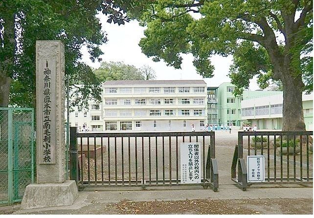 近くの南毛利小学校まで600m(徒歩8分)
