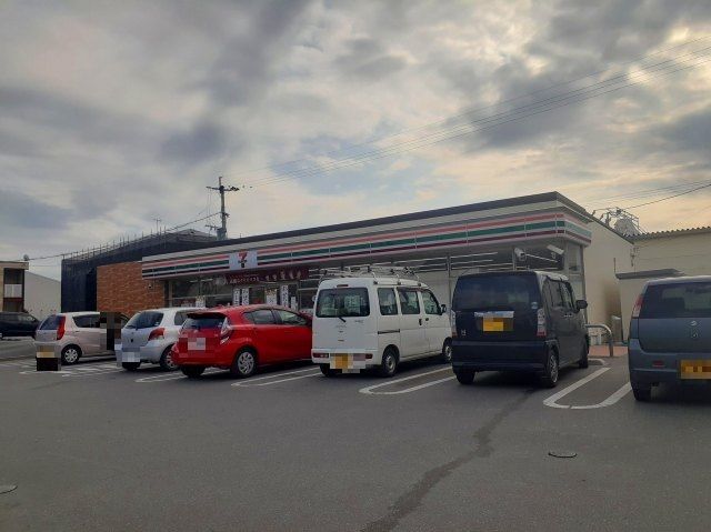近くのセブンイレブン八女本町店まで520m（徒歩7分）