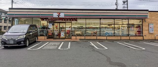 近くのコンビニまで400m（徒歩5分）