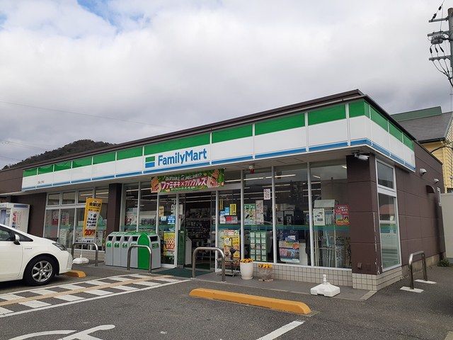 近くのファミリーマートまで930m（徒歩12分）