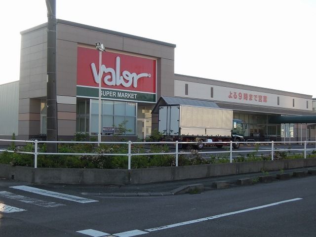 近くのスーパーマーケットバロー竜南店まで400m（徒歩5分）