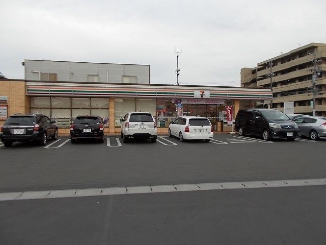 近くのセブンイレブン竜南１丁目店まで550m（徒歩7分）