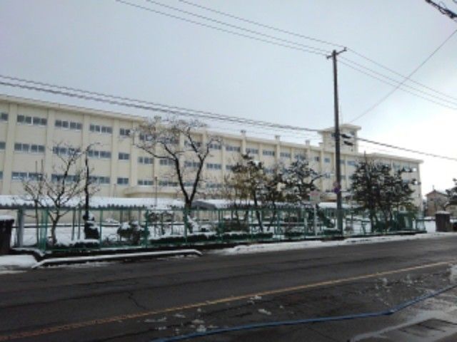 近くの県立三条商業高等学校まで350m(徒歩5分)