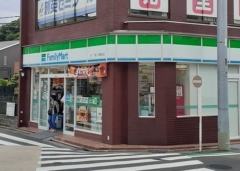近くのファミリーマートまで338m（徒歩5分）