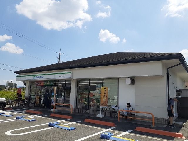 近くのファミリーマート 松尾大社前店まで230m（徒歩3分）