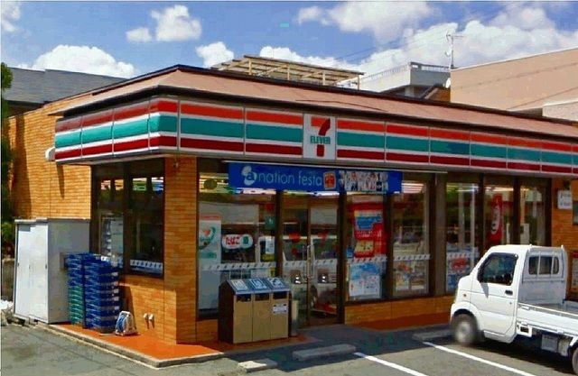 近くのセブンイレブン亀岡駅前店まで400m（徒歩5分）
