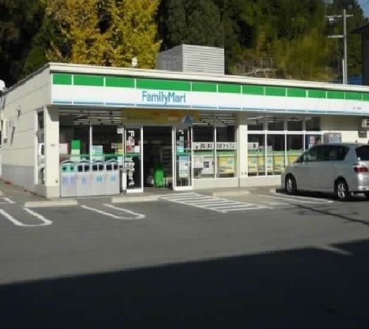 近くのコンビニまで600m（徒歩8分）
