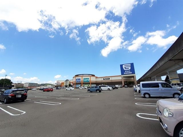 近くのフジグラン四万十まで650m（徒歩9分）