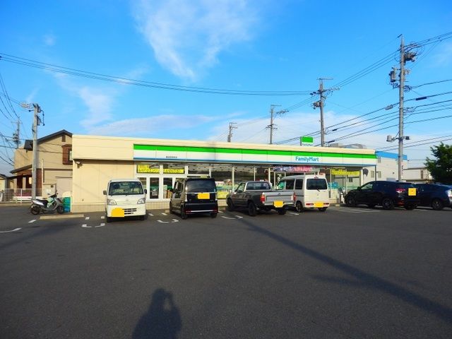 近くのファミリーマート桑名西別所店まで400m(徒歩5分)