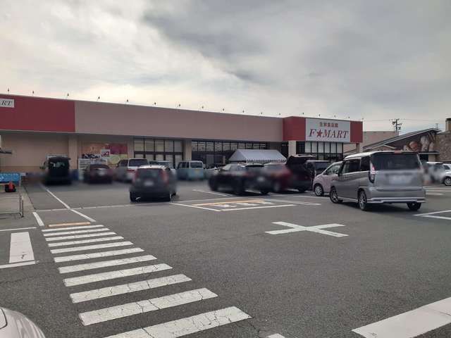 近くのスーパーまで670m（徒歩9分）