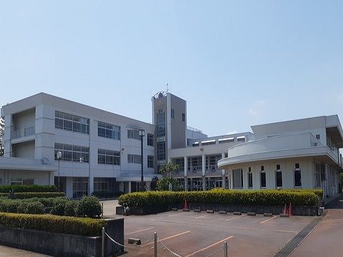 近くの草島小学校まで450m(徒歩6分)