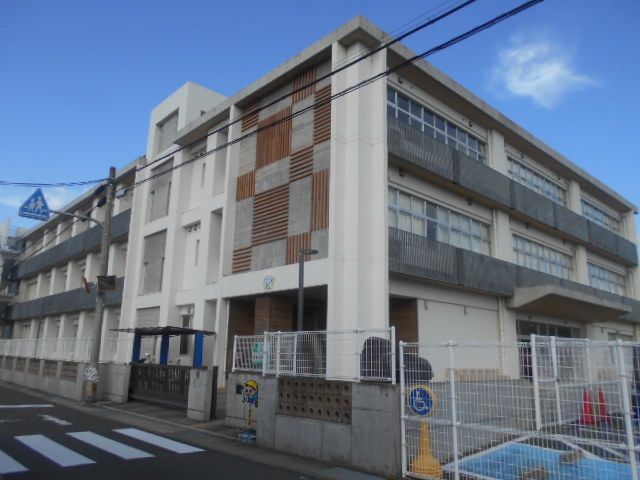 近くの会津小学校様まで700m（徒歩9分）