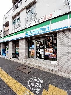 近くのファミリーマート西早稲田諏訪通まで228m（徒歩3分）