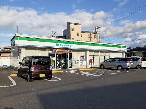 近くのファミリーマート小松島横須店様まで500m（徒歩7分）