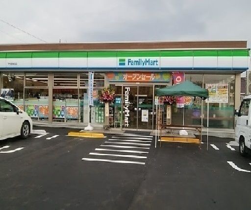 近くのファミリーマートまで140m(徒歩2分)