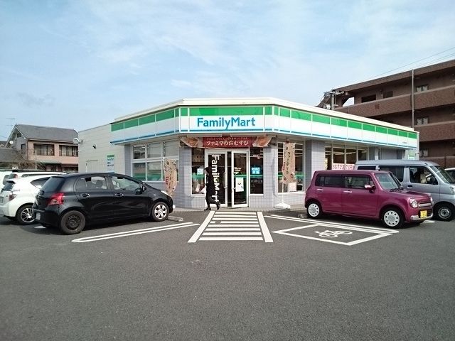 近くのファミリーマートまで500m(徒歩7分)