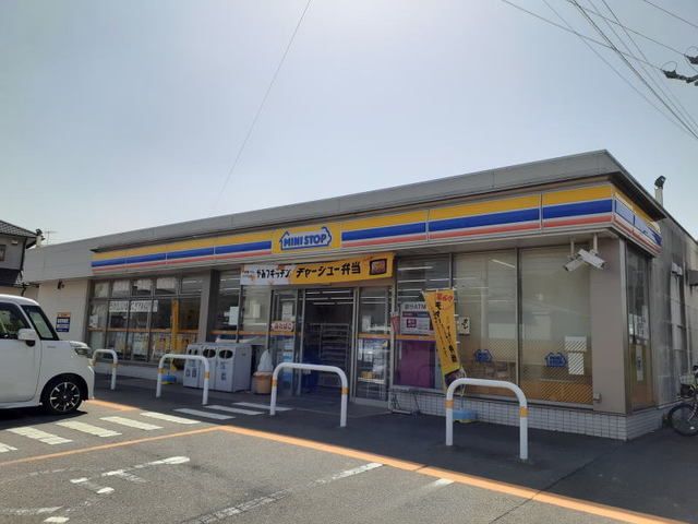 近くのミニストップ 岡崎小呂町店まで500m（徒歩7分）