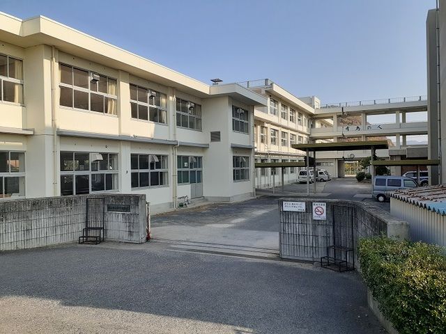 近くの幸千中学校まで600m（徒歩8分）