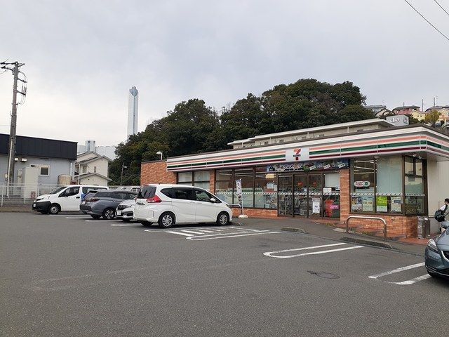 近くのセブンイレブンまで819m(徒歩11分)