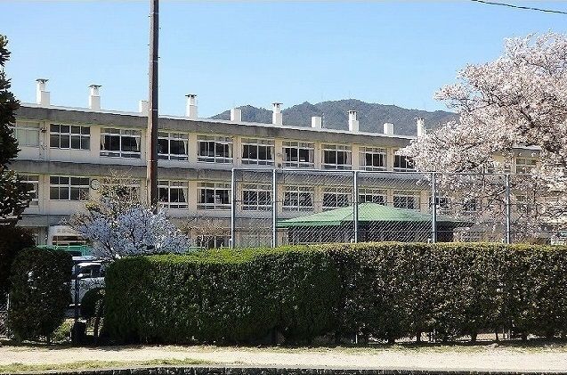 近くの三入小学校まで1,200m(徒歩15分)