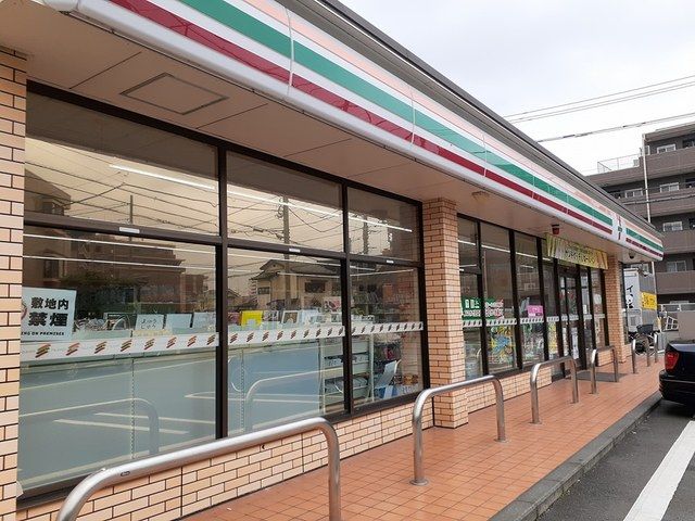 近くのコンビニまで250m（徒歩4分）