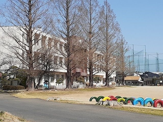 近くの笠間市立友部第二小学校まで800m（徒歩10分）