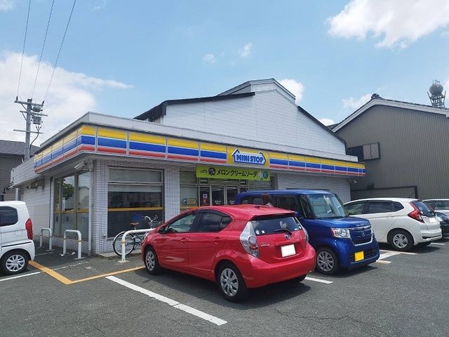 近くのミニストップまで750m（徒歩10分）